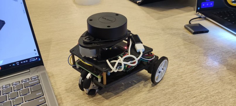 A robot that stares at you – screenshot 1