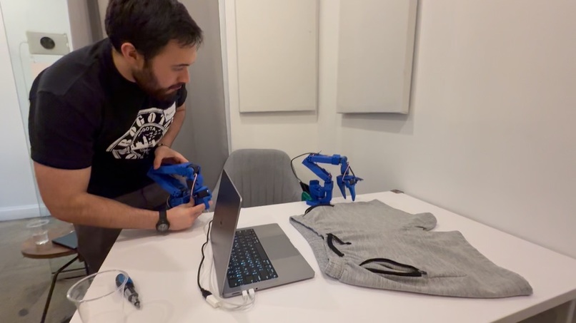 Fold gym shorts in half – screenshot 1