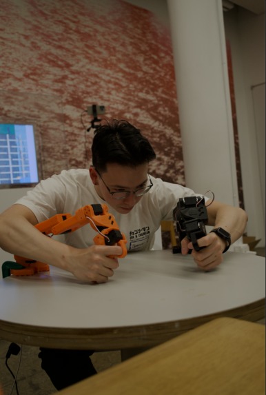 Ninja shirt folding technique with dual arm robot – screenshot 5