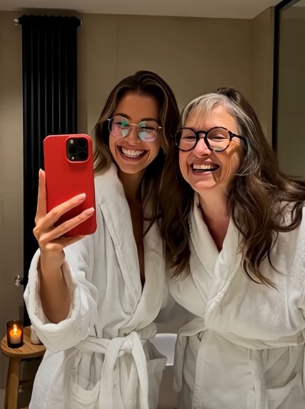 Girl Records With The Older Version Of Herself  – screenshot 1