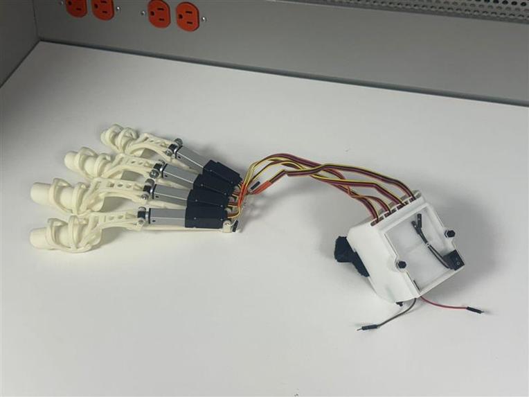 MR system for hand rehab exoskeleton and interactive game – screenshot 7