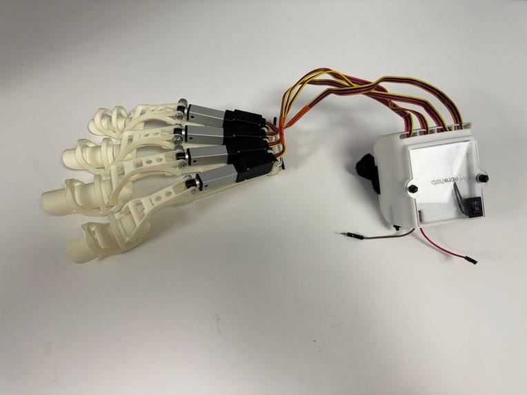 MR system for hand rehab exoskeleton and interactive game – screenshot 8