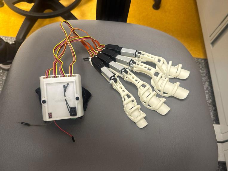 MR system for hand rehab exoskeleton and interactive game – screenshot 10