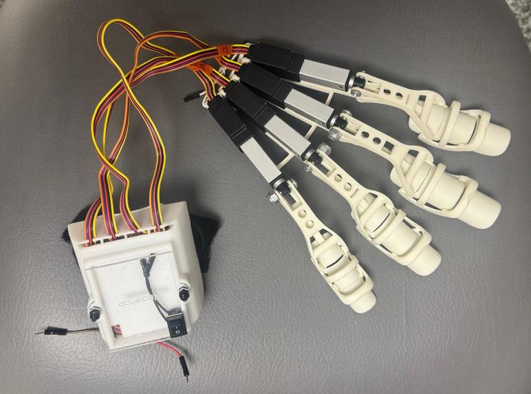 MR system for hand rehab exoskeleton and interactive game – screenshot 11