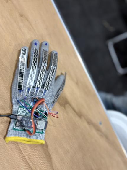 SentinelGlove: Instinctive Edge AI for Industrial Safety – screenshot 2