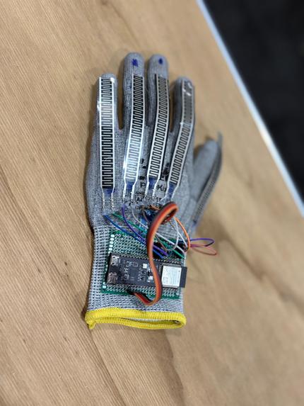 SentinelGlove: Instinctive Edge AI for Industrial Safety – screenshot 3